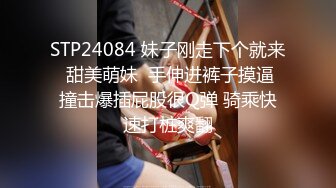 年轻小哥哥酒店里面约两个极品炮架子，黑丝苗条身材趴下给口后入操逼，无套打桩暴力同时特写双鲍鱼