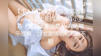   浴缸里操逼！眼镜良家型美女！浴缸放水骑乘位抽插，转战卧室69舔逼，后入美臀扛起腿操