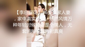 商场女厕全景偷拍破洞牛仔裤美女的 多毛小嫩B