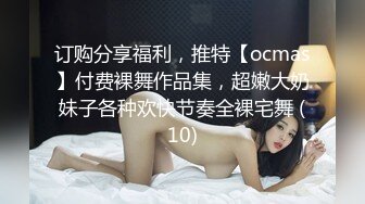 胸部坚挺的妹子地铁走光