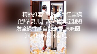 商场女厕双镜头近距离偷拍躲在里面抽烟的大长腿美女的小黑鲍鱼