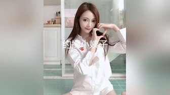 我开着拖拉机深夜来一极品嫩妹，笑起来甜美修长美腿，忍不住舔起大腿，沙发上操骑乘扶细腰后入